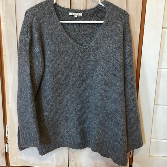 Z supply weekender v neck gray sweater never worn. Size xs - Picture 5 of 6